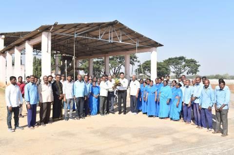 Visit of Dr.R.K.Mathur, Director, IIOR to experimental plots at Narkhoda along with scientists, technical and supporting staff.